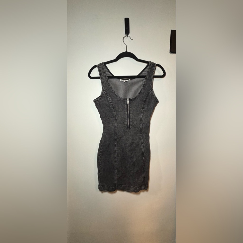 Guess black almost grey denim dress 
Size, XS